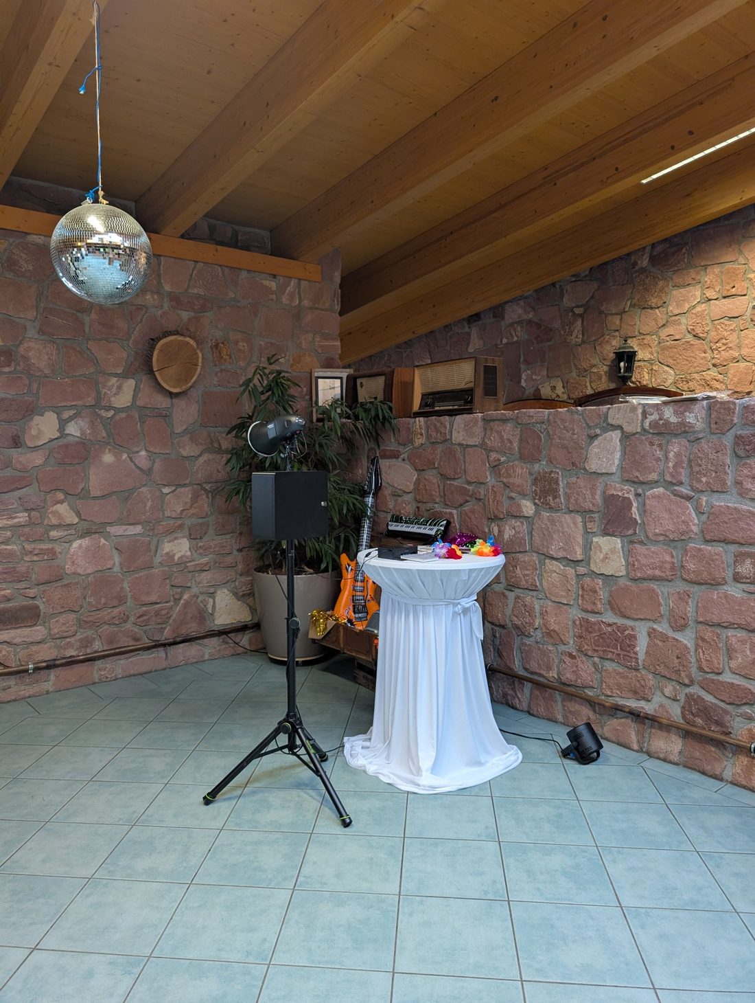 Fotobox neben der Tanzfläche mit Discokugel