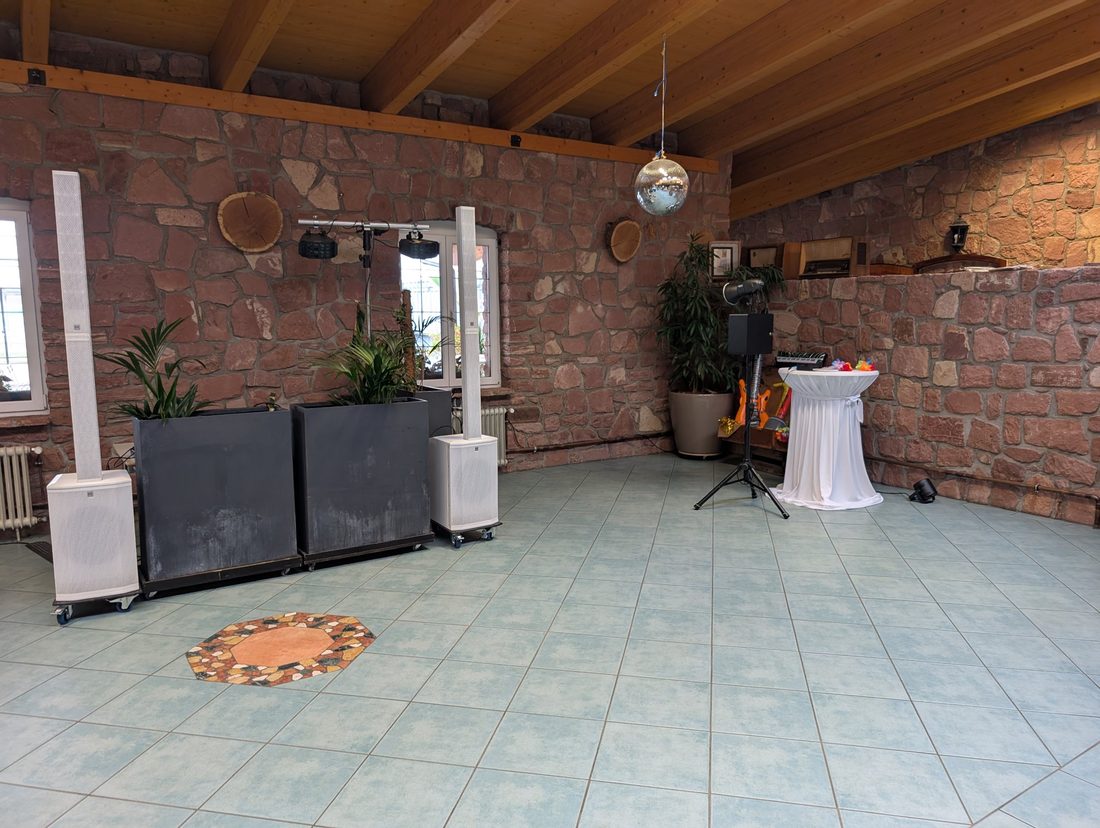 Blick in den Festsaal mit aufgebauter Fotobox in der Ecke